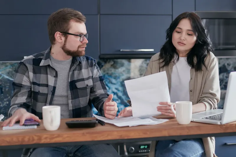 Stel bekijkt samen rekeningen aan de keukentafel