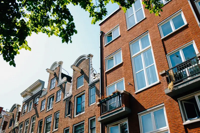 Gevels van bakstenen woningen in Amsterdam